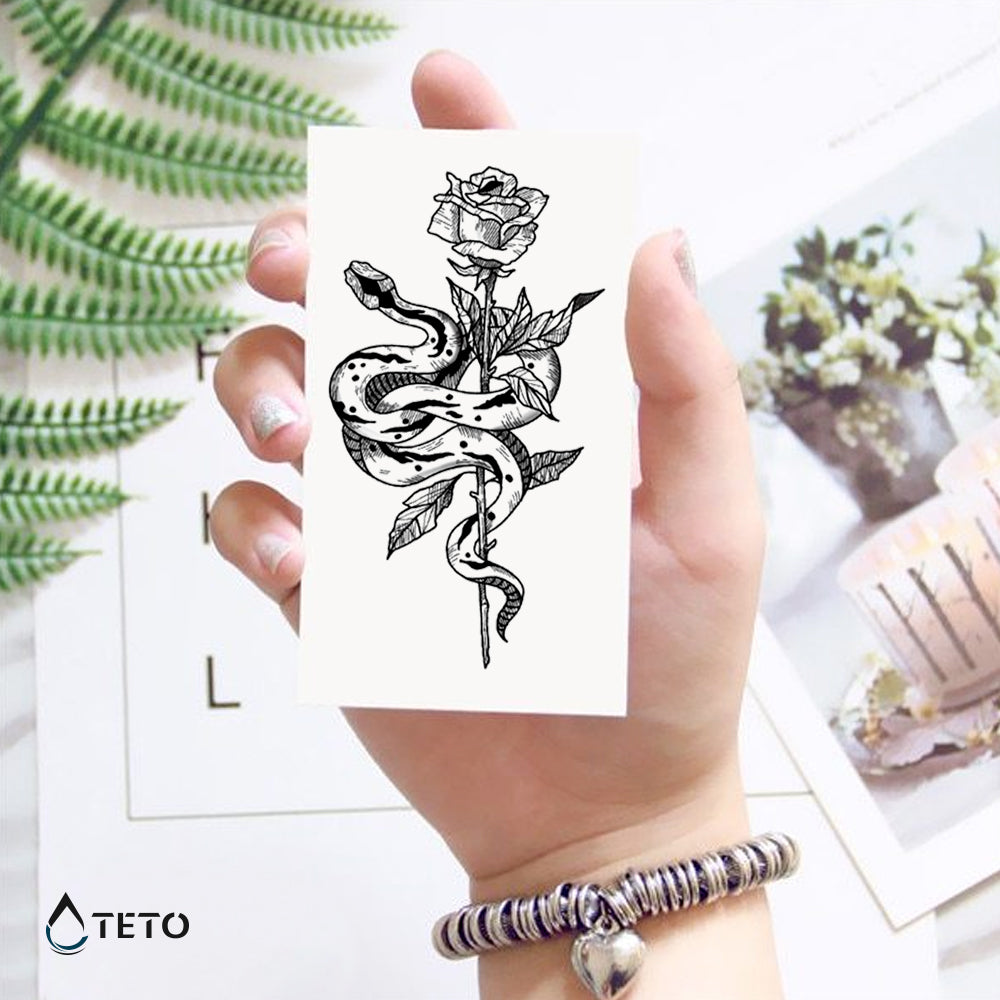 Serpente con una rosa